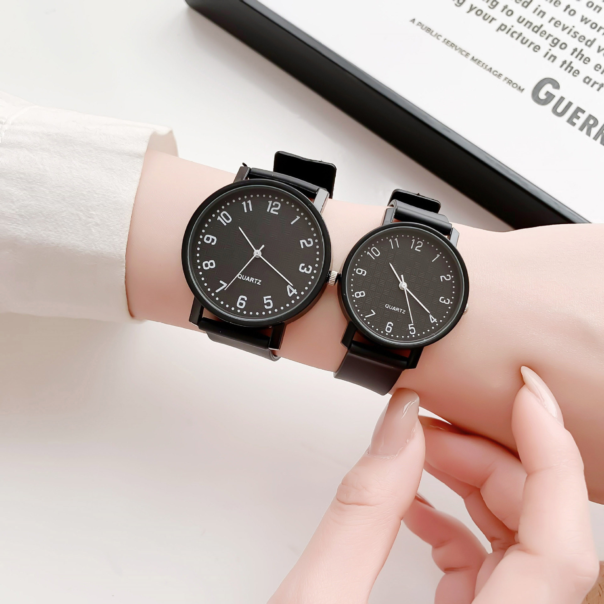Einfache schwarze Uhr Quarzuhr – Lux Watch Bewertung und Preis