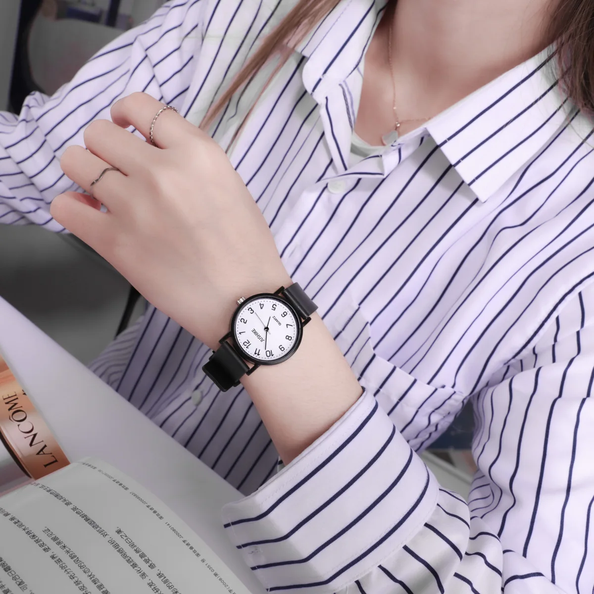 Einfache schwarze Uhr Quarzuhr – Lux Watch Bewertung und Preis